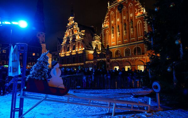 Снеговик с метлой нацелился на главную красную кнопку для зажжения Новогодней ёлки на Ратушной площади - Sputnik Латвия