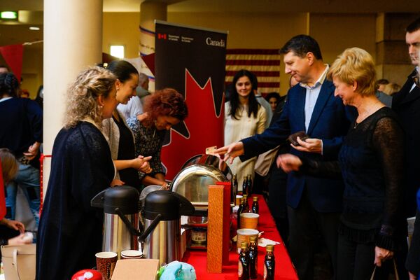 Раймондс Вейонис у стола Канадского посольства приобрёл кленовый сироп - Sputnik Латвия