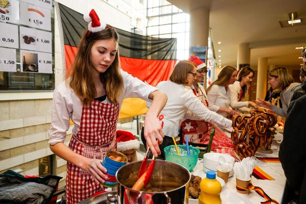 Посольство Германии предлагало баварские сосиски и традиционный картофельный салат - Sputnik Латвия
