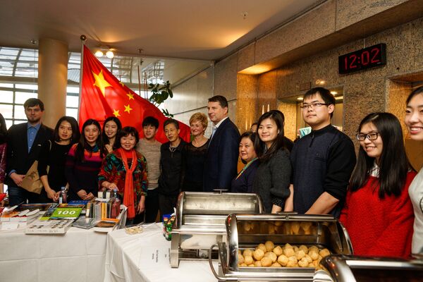 Многочисленные представители посольства Китайской республики попросили президента с супругой сфотографироваться на стенде - Sputnik Латвия