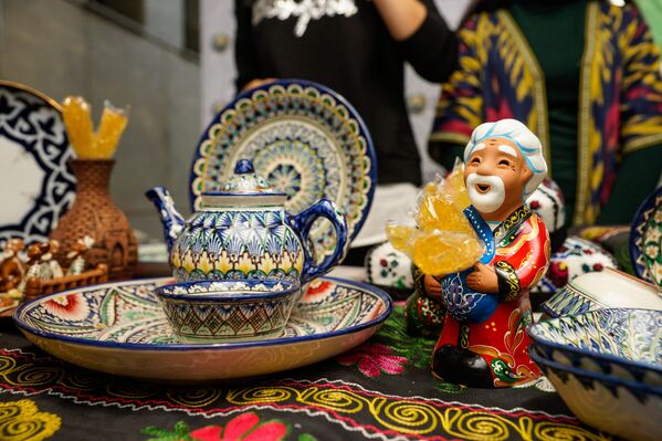 На стенде посльства Узбекистана традиционная посуда и сувениры - Sputnik Латвия