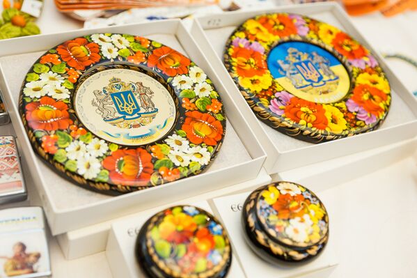 Сувениры с национальной символикой на стенде посольства Украины - Sputnik Латвия
