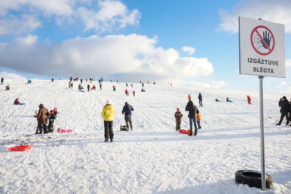 На месте бывшей свалки на улице Деглава в Риге открылась горка, которая в народе получила название кепка Ушакова - Sputnik Латвия