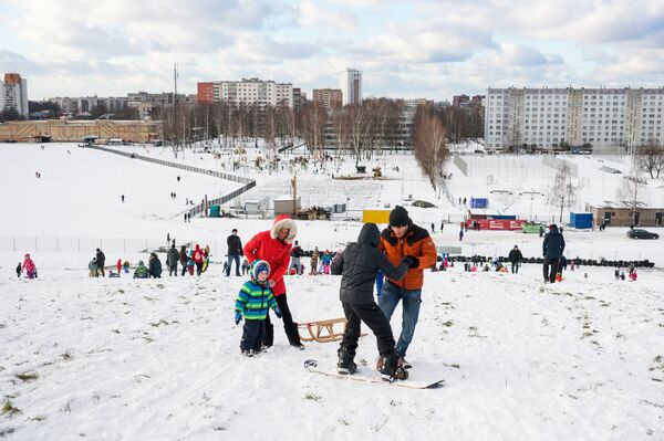 На месте бывшей свалки на улице Деглава в Риге открылась горка, которая в народе получила название кепка Ушакова - Sputnik Латвия