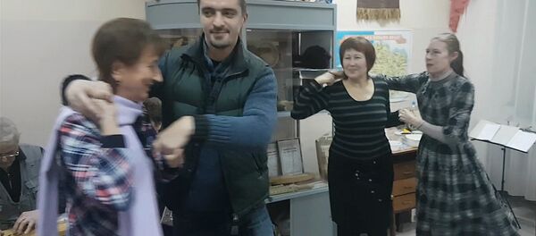 Kokles un bajāna pavadījumā: Naivie ceļotāji mācās latviešu dejas Omskā - Sputnik Latvija