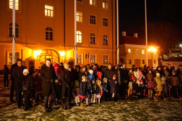 Президент Латвии с супругой и латышскими многодетными семьями зажгли ёлку у Рижского замка - Sputnik Латвия