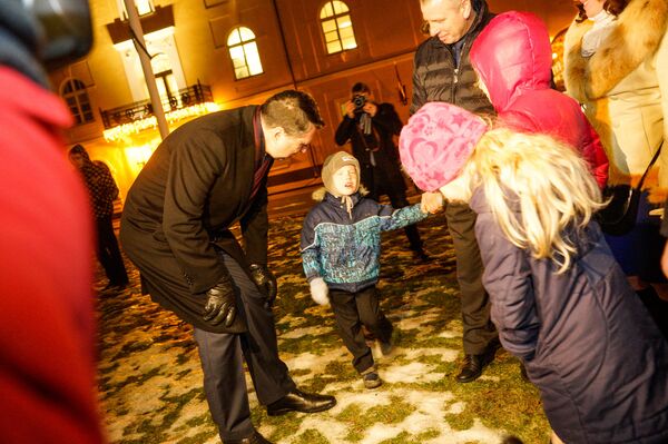 Президент Латвии с супругой и латышскими многодетными семьями зажгли ёлку у Рижского замка - Sputnik Латвия