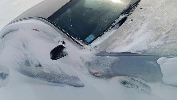 Засыпанный снегом автомобиль - Sputnik Латвия