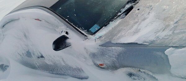 Засыпанный снегом автомобиль - Sputnik Латвия