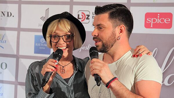 Певица Лайма Вайкуле и певец Интарс Бусулис Певица Лайма Вайкуле и певец Интарс Бусулис - Sputnik Латвия