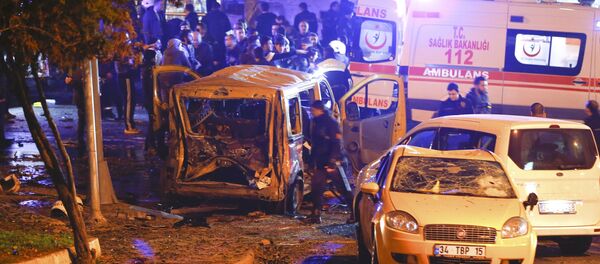 Policija un ātrā palīdzība sprādziena vietā Stambulā Policija un ātrā palīdzība sprādziena vietā Stambulā - Sputnik Latvija