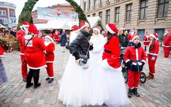 Санта-невесты в свадебных платьях - Sputnik Латвия