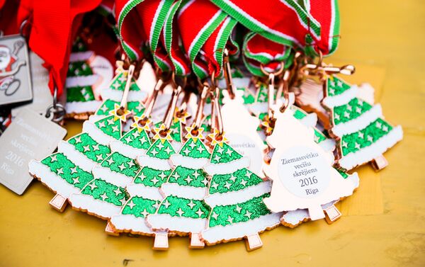 Всех участников забега Дедов морозов ждут медали - Sputnik Латвия