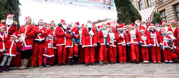 Kurš ātrāk: Ziemassvētku vecīši skrējienā pa Vecrīgu Kurš ātrāk: Ziemassvētku vecīši skrējienā pa Vecrīgu - Sputnik Latvija