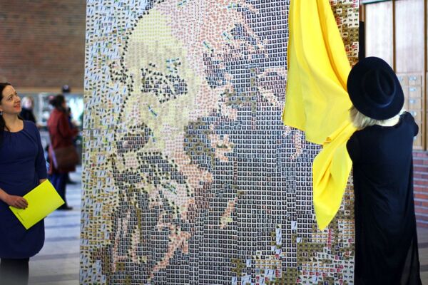 Йолита Вайткуте представляет свою картину из почтовых марок - Sputnik Латвия