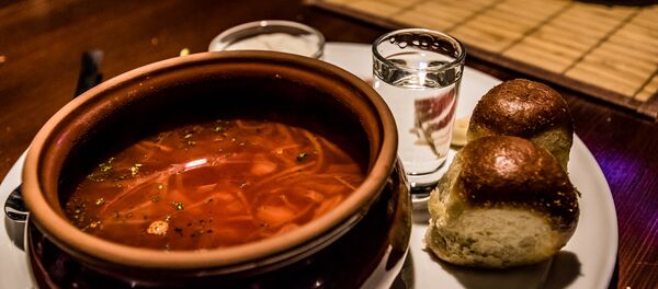 Борщ с пампушками и рюмкой водки в Омском ресторане Колчак Борщ с пампушками и рюмкой водки в Омском ресторане Колчак - Sputnik Latvija