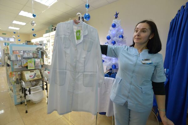 В минских магазинах не нашлось халатов, которые выглядели бы неприлично - Sputnik Латвия