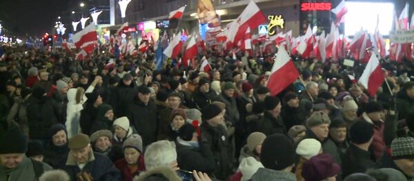 Десятки тысяч человек прошли маршем протеста по Варшаве Десятки тысяч человек прошли маршем протеста по Варшаве - Sputnik Latvija