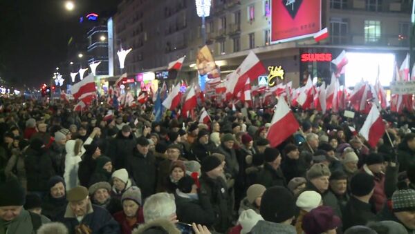 Десятки тысяч человек прошли маршем протеста по Варшаве - Sputnik Латвия