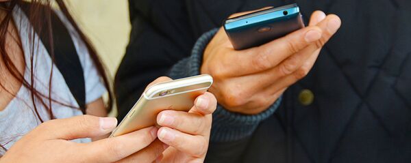 Руки с мобильными телефонами Руки с мобильными телефонами - Sputnik Latvija