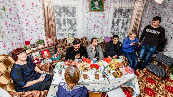 Радушный приём в латышском доме деревни Бычки - Sputnik Латвия