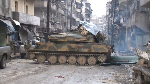 Атака танков и стрельба в боевиков – активные военные действия в Алеппо - Sputnik Латвия