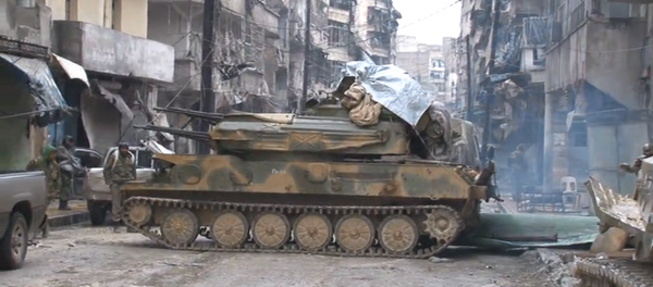 Атака танков и стрельба в боевиков – активные военные действия в Алеппо - Sputnik Латвия