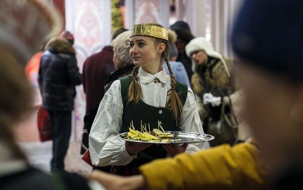 Девушка в национальном костюме Латвии на фестивале Путешествие в Рождество - Sputnik Латвия