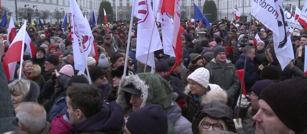 Многотысячная акция протеста проходит возле президентского дворца в Варшаве - Sputnik Латвия