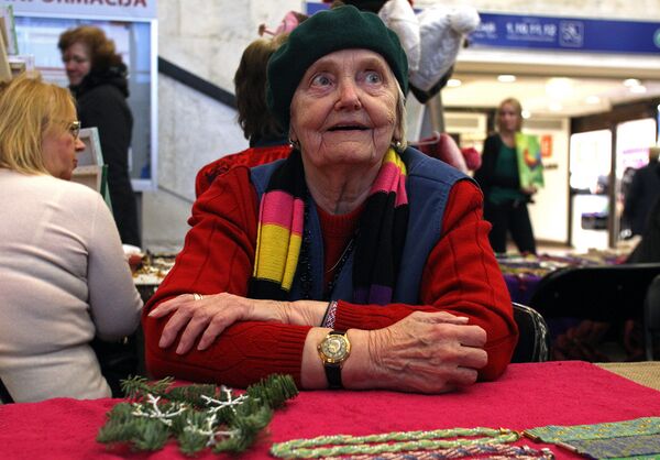 Где научилась бисер плести? А внучка меня научила! - Sputnik Латвия