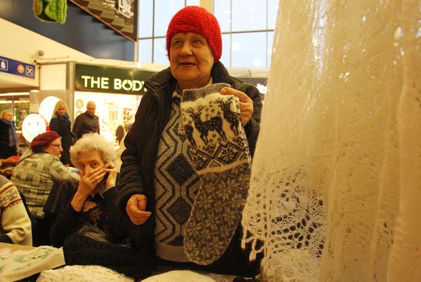 Медсестра на пенсии Марга Петровска вяжет из собачьей шерсти - Sputnik Латвия