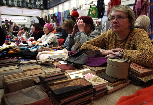 Художник по коже на пенсии Вайра Плацара до сих пор делает изделия из кожи, которую закупила еще при СССР - Sputnik Латвия