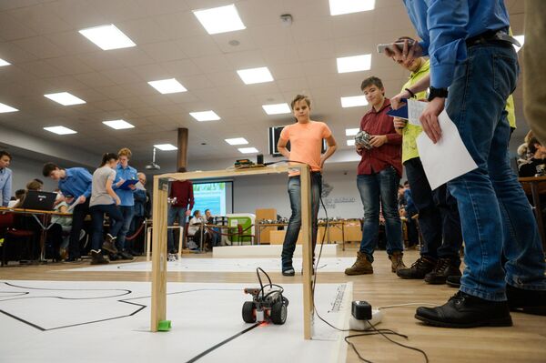 Задача робота пройти вдоль линии как можно быстрее - Sputnik Латвия