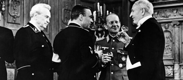 Рейхсфюрер СС Генрих Гиммлер (второй справа - артист Николай Прокопович) на приеме в Семнадцать мгновений весны - Sputnik Латвия