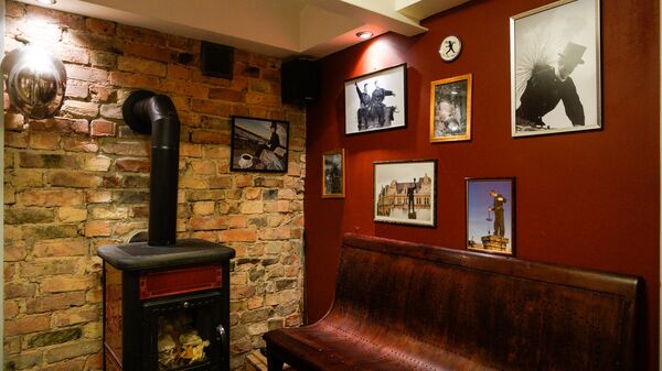 Старинная скамья, печка и фоторафии создают уют в офисе трубочистов - Sputnik Латвия