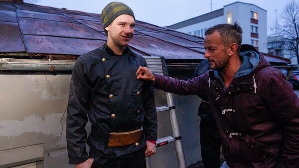 Прохожий, завидя трубочиста, норовит потрогать его за пуговицу на счастье - Sputnik Латвия