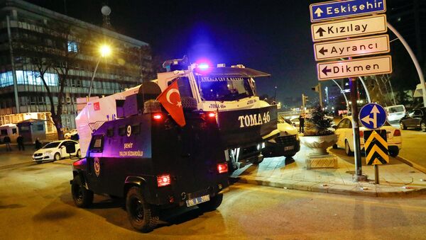 Turcijas policija Ankarā, kur noticis uzbrukums Krievijas vēstniekam Turcijā Andrejam Karlovam - Sputnik Latvija