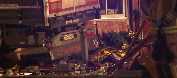 Грузовик совершил наезд на толпу людей в Берлине. Кадры с места ЧП - Sputnik Латвия