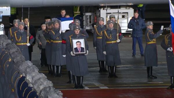 В Москве встретили самолет с телом посла России в Турции Андрея Карлова - Sputnik Латвия
