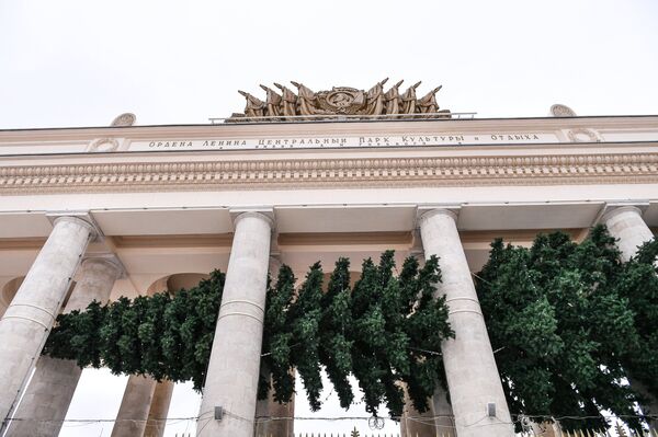 Монтаж новогодней горизонтальной ели в Парке Горького Монтаж новогодней горизонтальной ели в Парке Горького - Sputnik Латвия