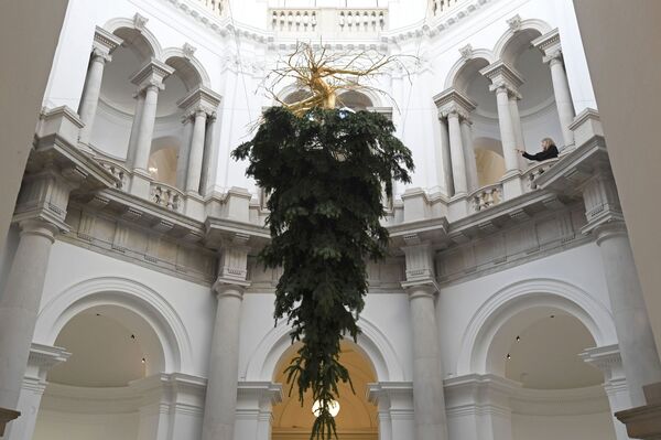 Перевернутая ель в Лондоне Перевернутая ель в Лондоне - Sputnik Латвия