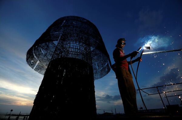 Возведение гигантской ели в Коломбо, Шри-Ланка Возведение гигантской ели в Коломбо, Шри-Ланка - Sputnik Латвия