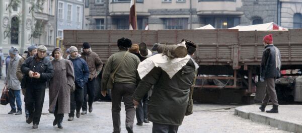 Barikāžu celšana Rīgā - Sputnik Latvija