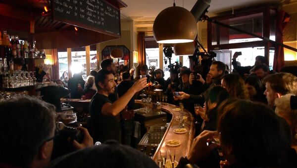 Французы пили шампанское во вновь открывшемся после теракта кафе в Париже - Sputnik Латвия