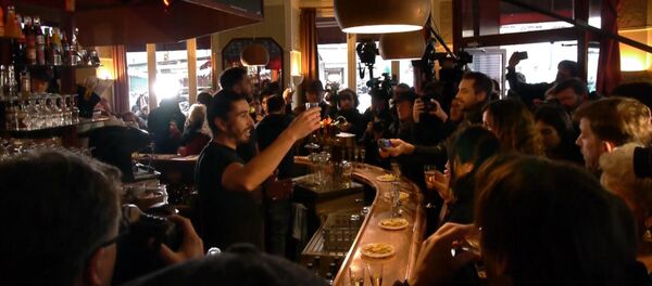 Французы пили шампанское во вновь открывшемся после теракта кафе в Париже Французы пили шампанское во вновь открывшемся после теракта кафе в Париже - Sputnik Латвия