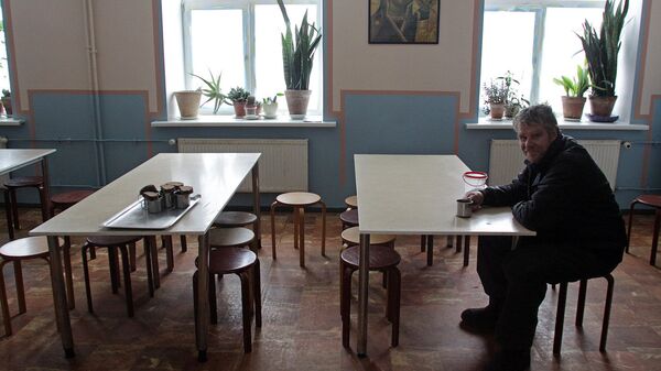 В столовой приюта для бездомных В столовой приюта для бездомных - Sputnik Латвия