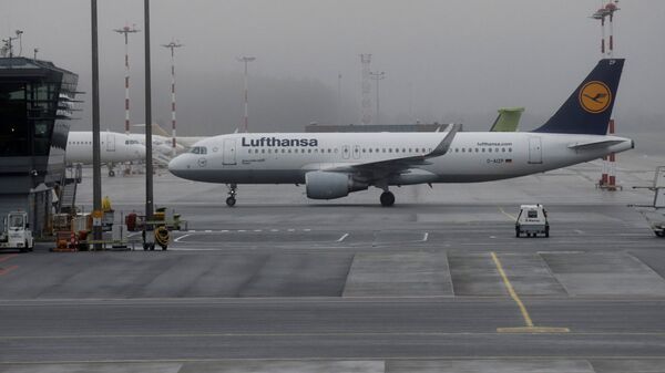 Самолет компании Lufthansa в Международном аэропорту Рига - Sputnik Латвия