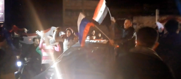 Alepo iedzīvotāji ar KF un Sīrijas karogiem dziedāja un dejoja pēc galvaspilsētas atbrīvošanas Alepo iedzīvotāji ar KF un Sīrijas karogiem dziedāja un dejoja pēc galvaspilsētas atbrīvošanas - Sputnik Latvija