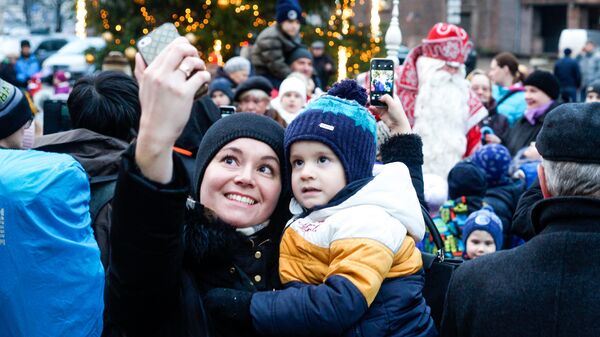 Селфи на фоне Деда Мороза - Sputnik Латвия