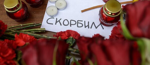 Ziedi un sveces bojāgājušo piemiņai. Foto no arhīva Ziedi un sveces bojāgājušo piemiņai. Foto no arhīva - Sputnik Latvija